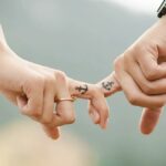 Три хороскопски знаци кои се плашат од љубовни врски